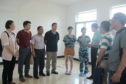 公司领导老师赴新生寝室走访慰问2016级新生